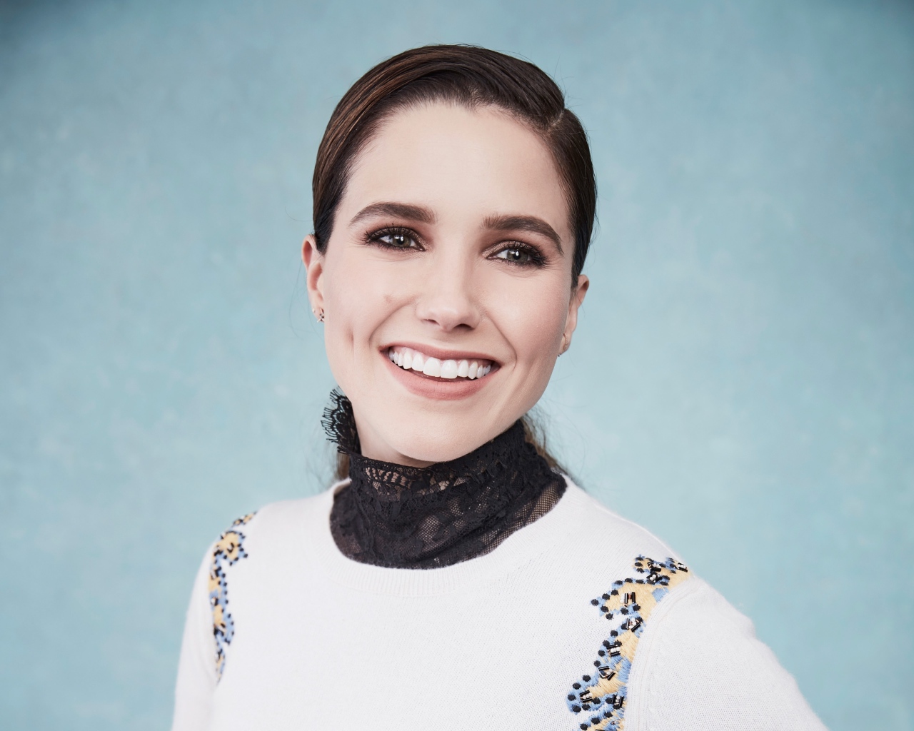 Улыбающаяся девушка актриса София Буш
