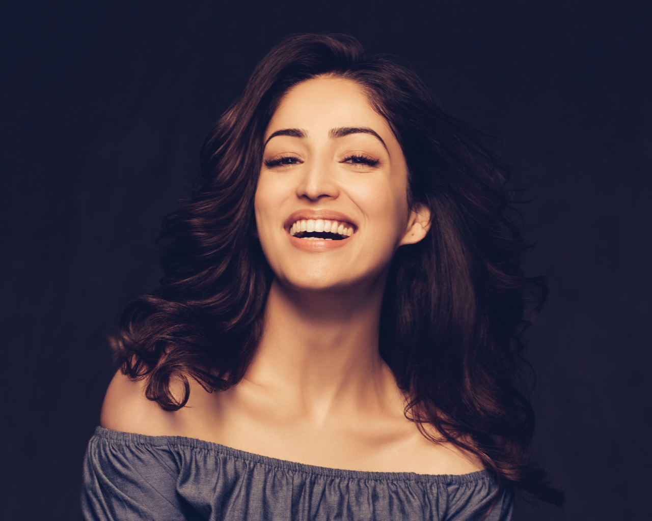 Улыбающаяся индийская актриса Ями Гаутам