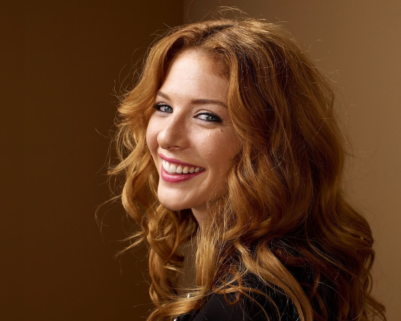 Улыбающаяся рыжеволосая девушка Рейчел Лефевр