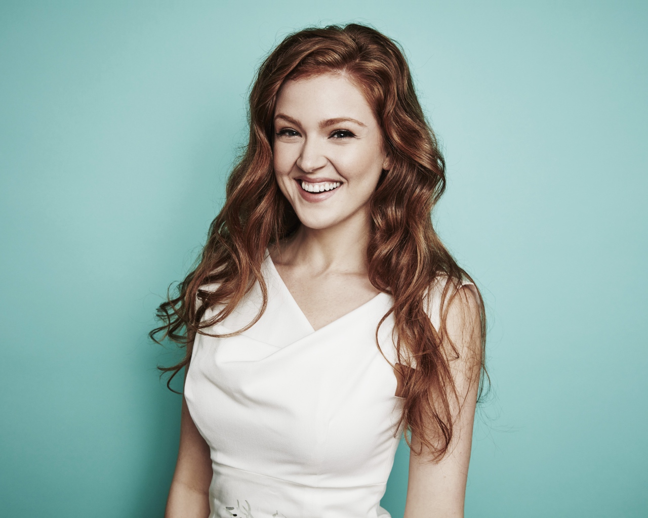 Улыбающаяся молодая актриса Магги Джха