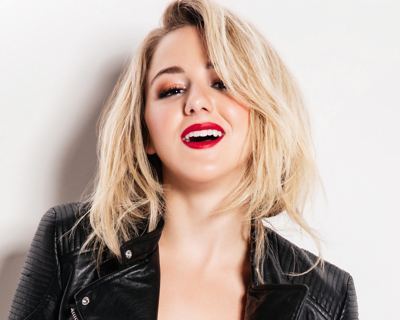 Улыбающаяся молодая девушка, актриса, танцор Хлоя Люказиак