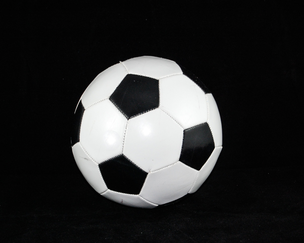 Футбольный мяч на черном фоне