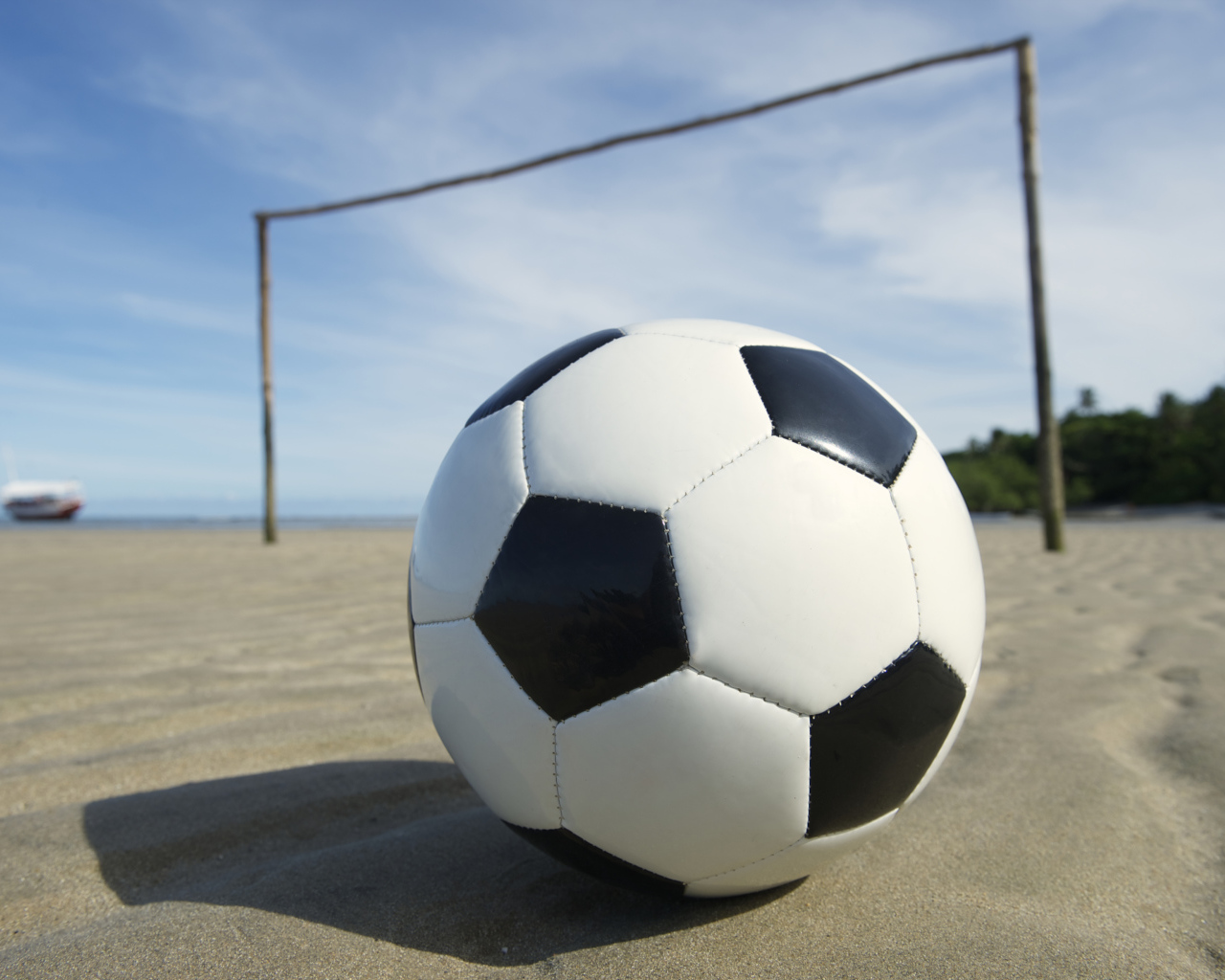 Футбольный мяч на песке на пляже