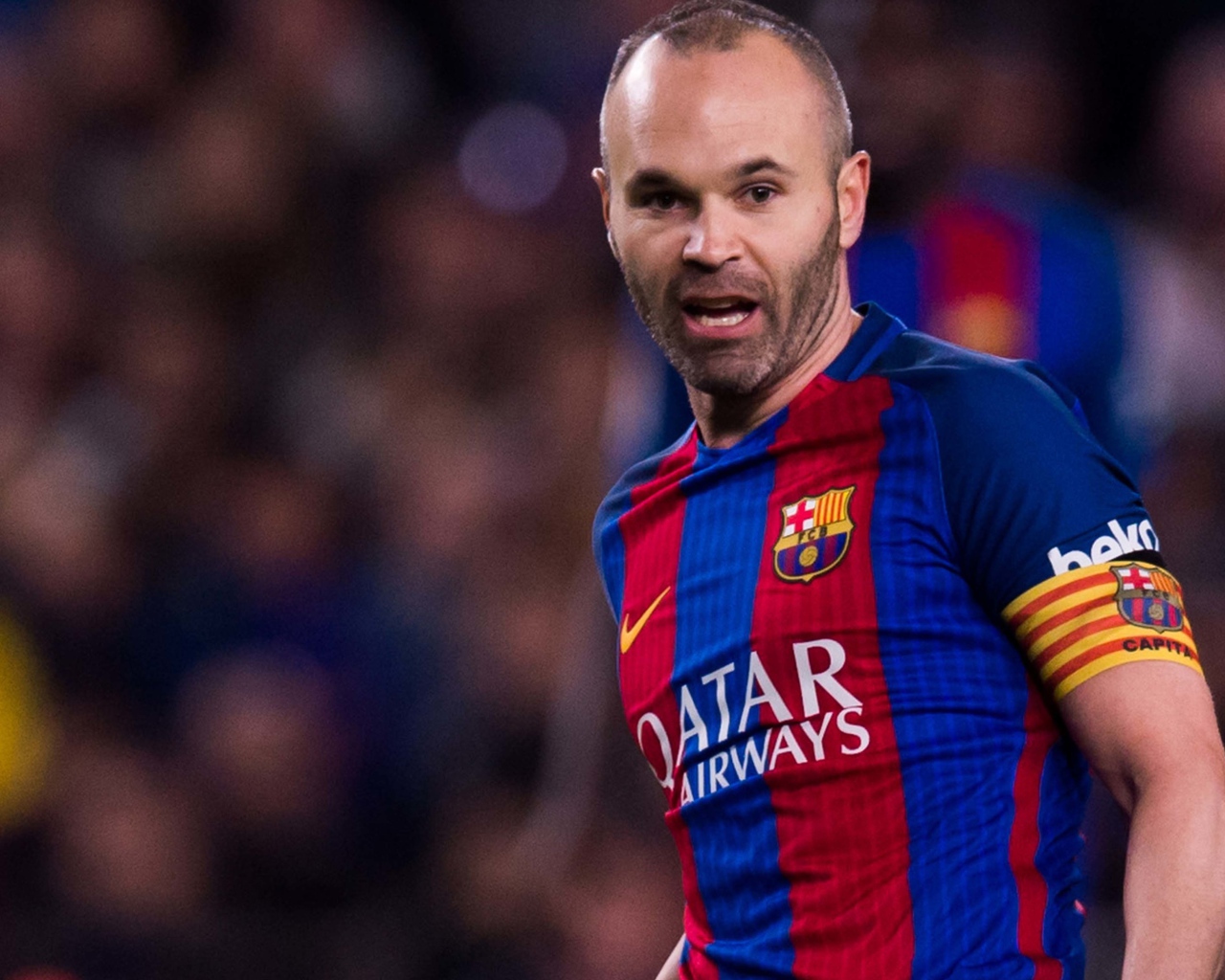 Испанский футболист Андрес Иньеста на футбольном поле