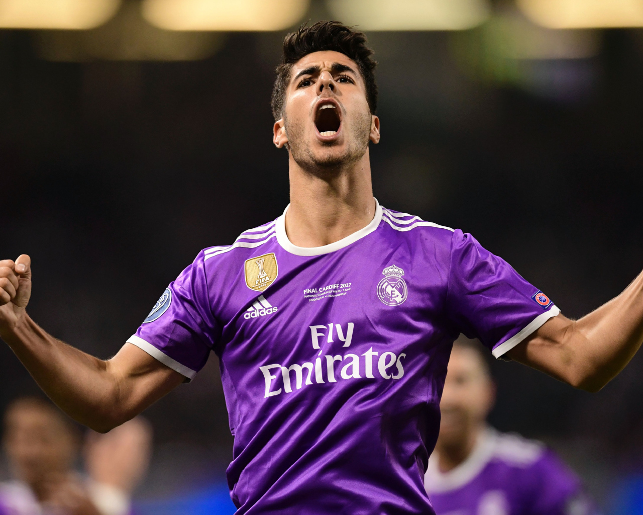 Испанский футболист Марко Асенсио кричит на поле