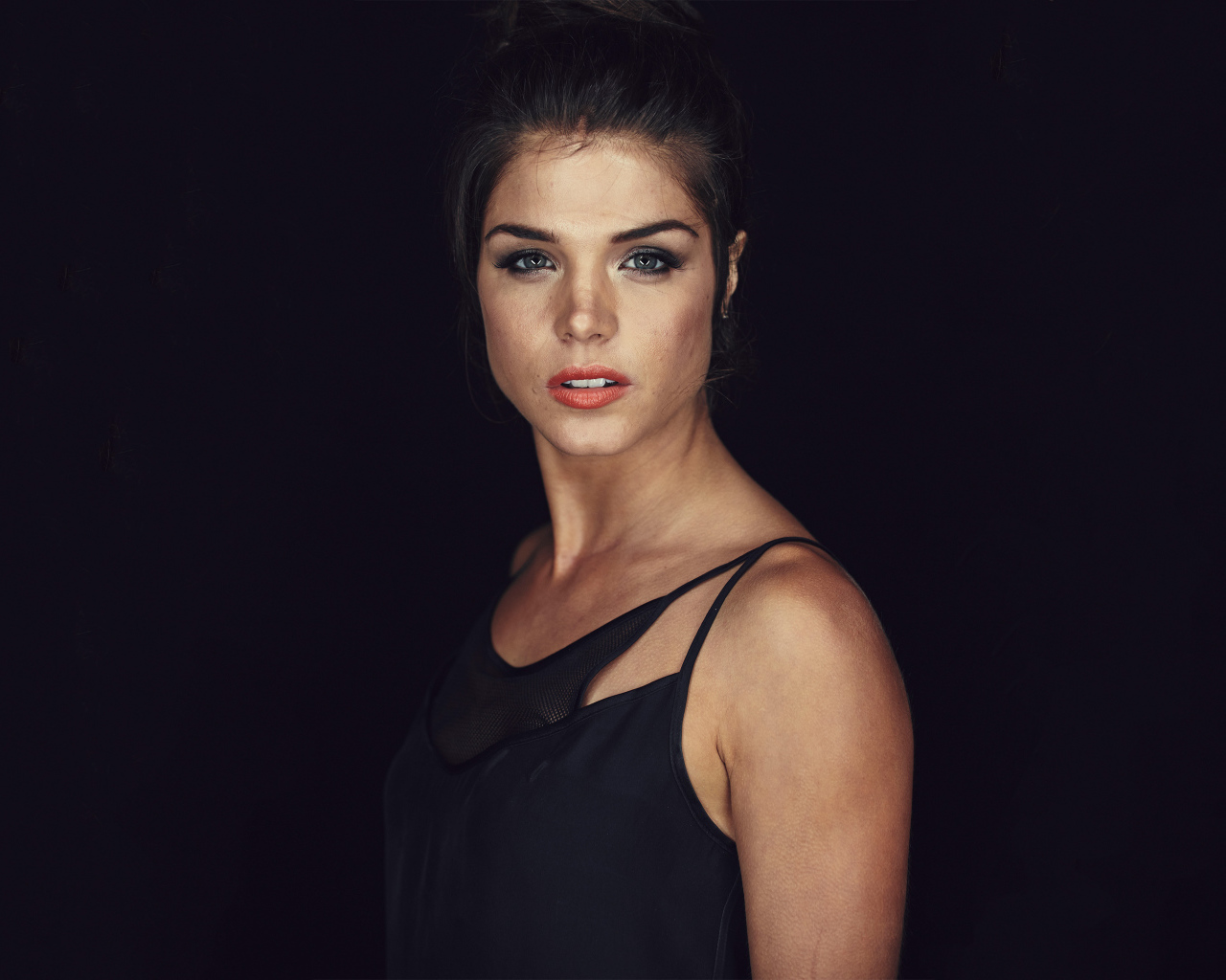 Эффектная актриса Мария Авгеропулос в черном наряде