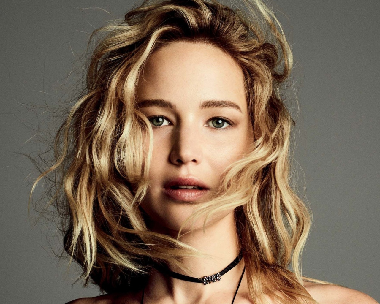 Эффектная блондинка Дженнифер Лоуренс фото на сером фоне