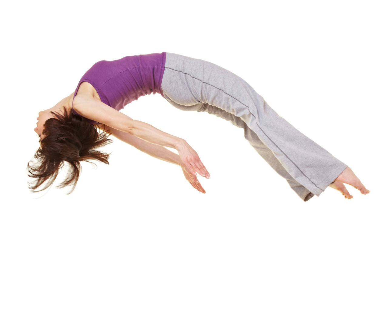 Спортивная девушка в невесомости на белом фоне