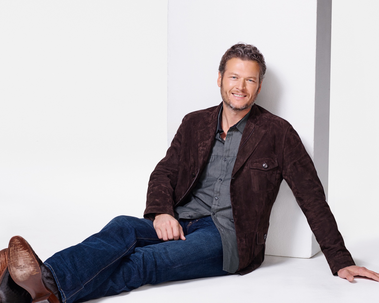 Стильный актер Блейк Шелтон на сером фоне