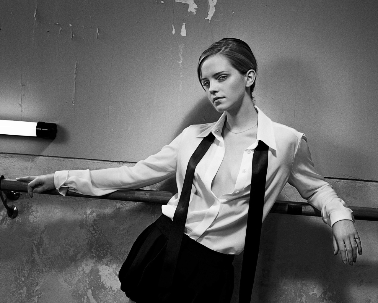 Стильная актриса Эмма Уотсон, черно белое фото 