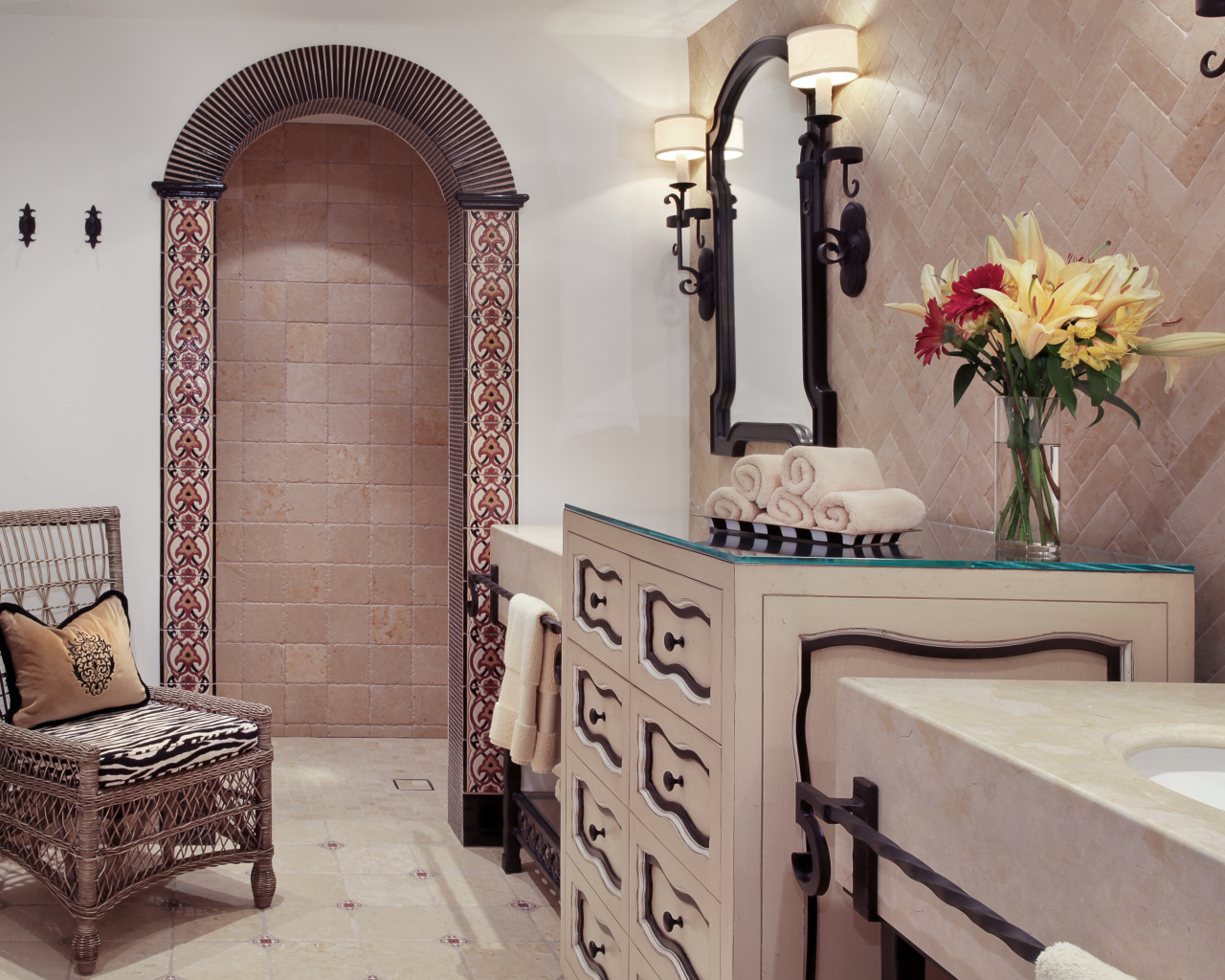 Стильная ванная комната с большим зеркалом и стулом