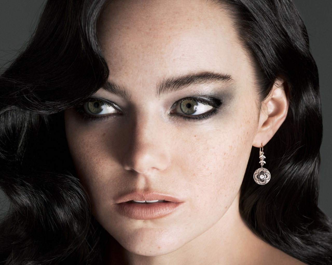 Стильная брюнетка, актриса Эмма Стоун, 2018