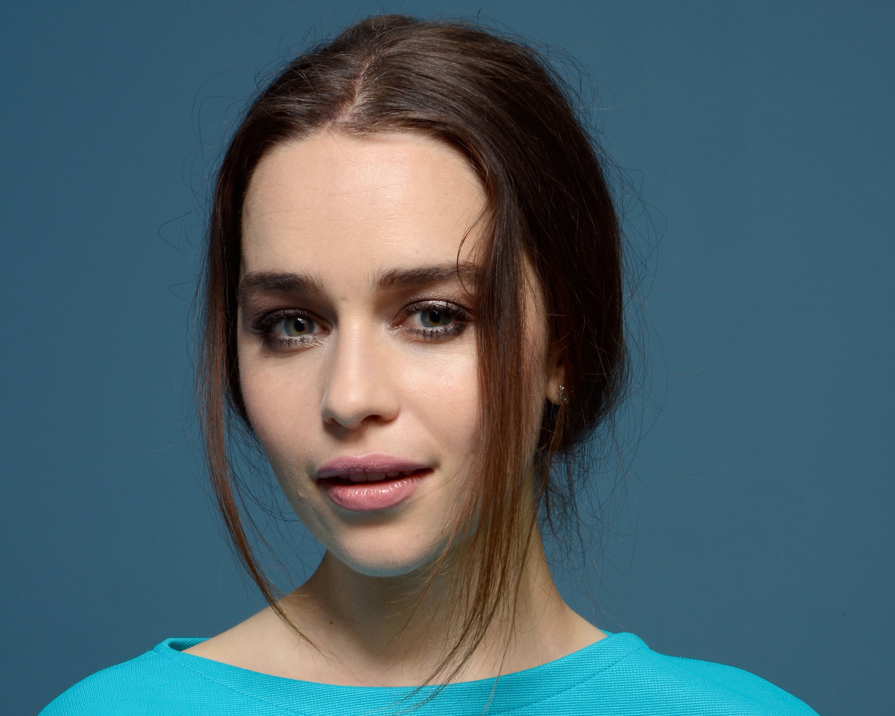 Нежная молодая девушка шатенка, актриса Эмилия Кларк