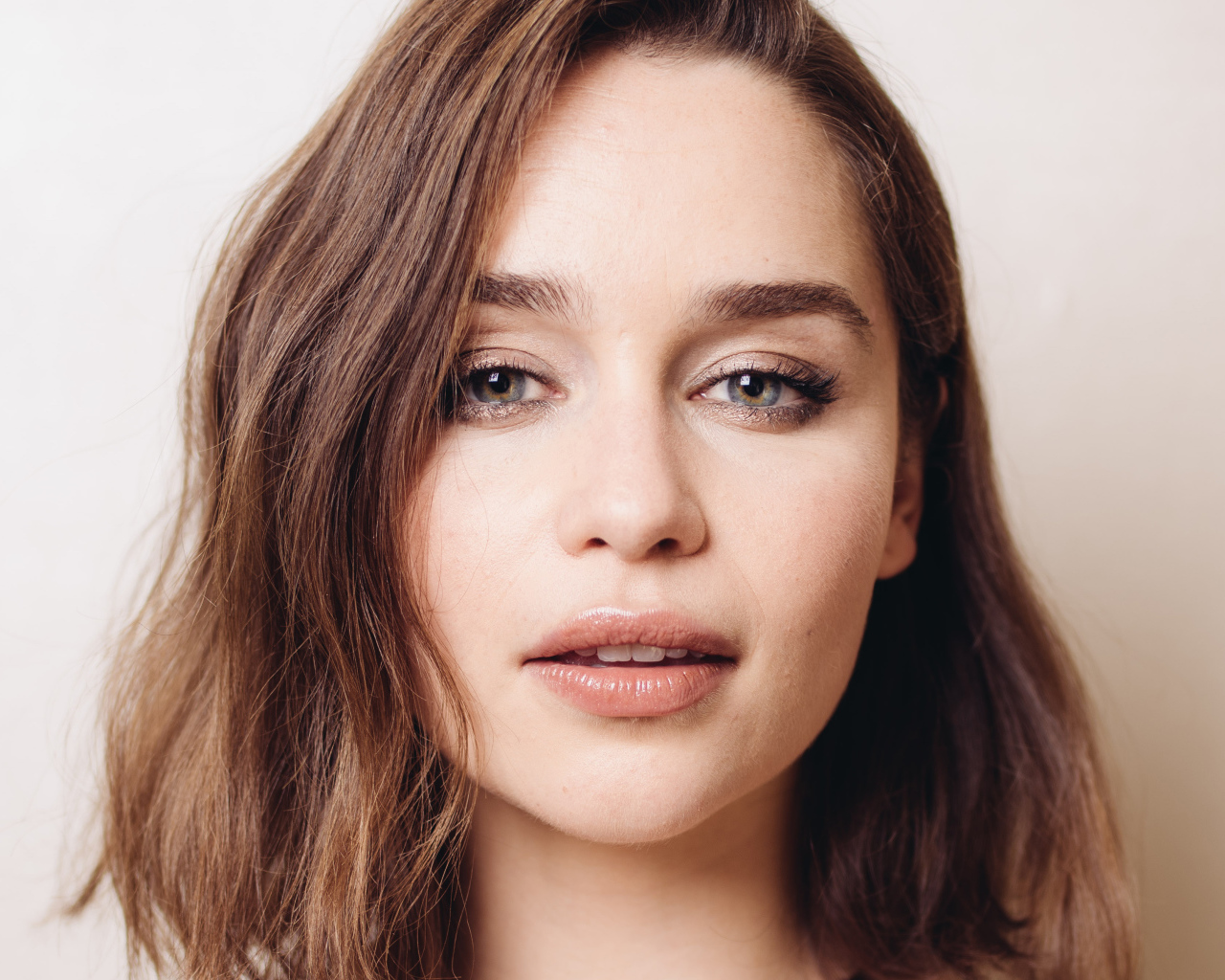 Лицо молодой актрисы Эмилии Кларк