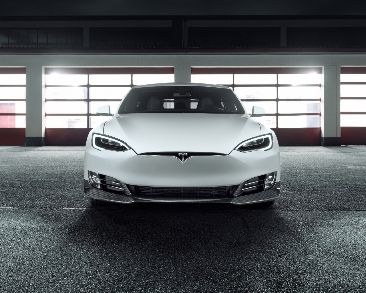 Белый электромобиль Tesla Model S, вид спереди