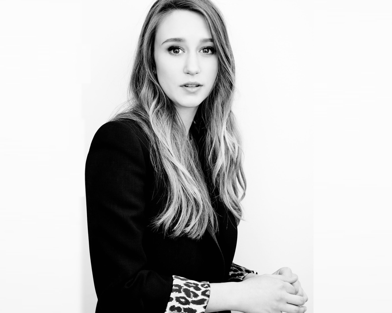 Молодая американская актриса Таисса Фармига черно белое фото