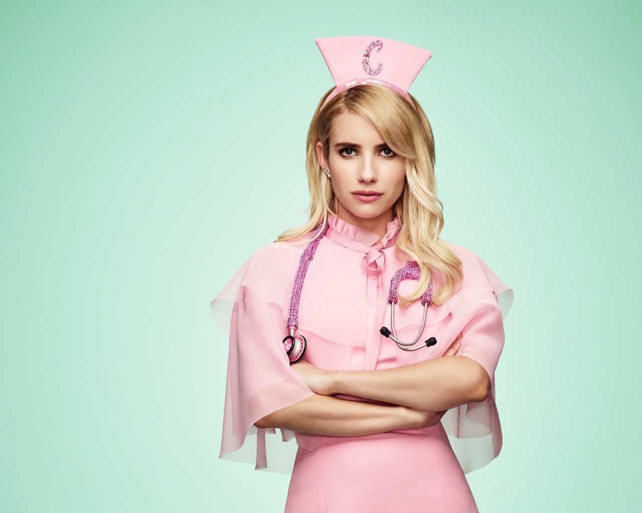 Молодая актриса Эмма Робертс в розовом костюме медсестры