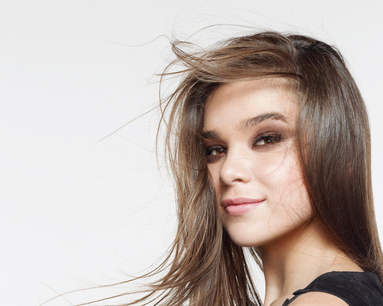 Молодая актриса Хейли Стейнфилд фото на сером фоне