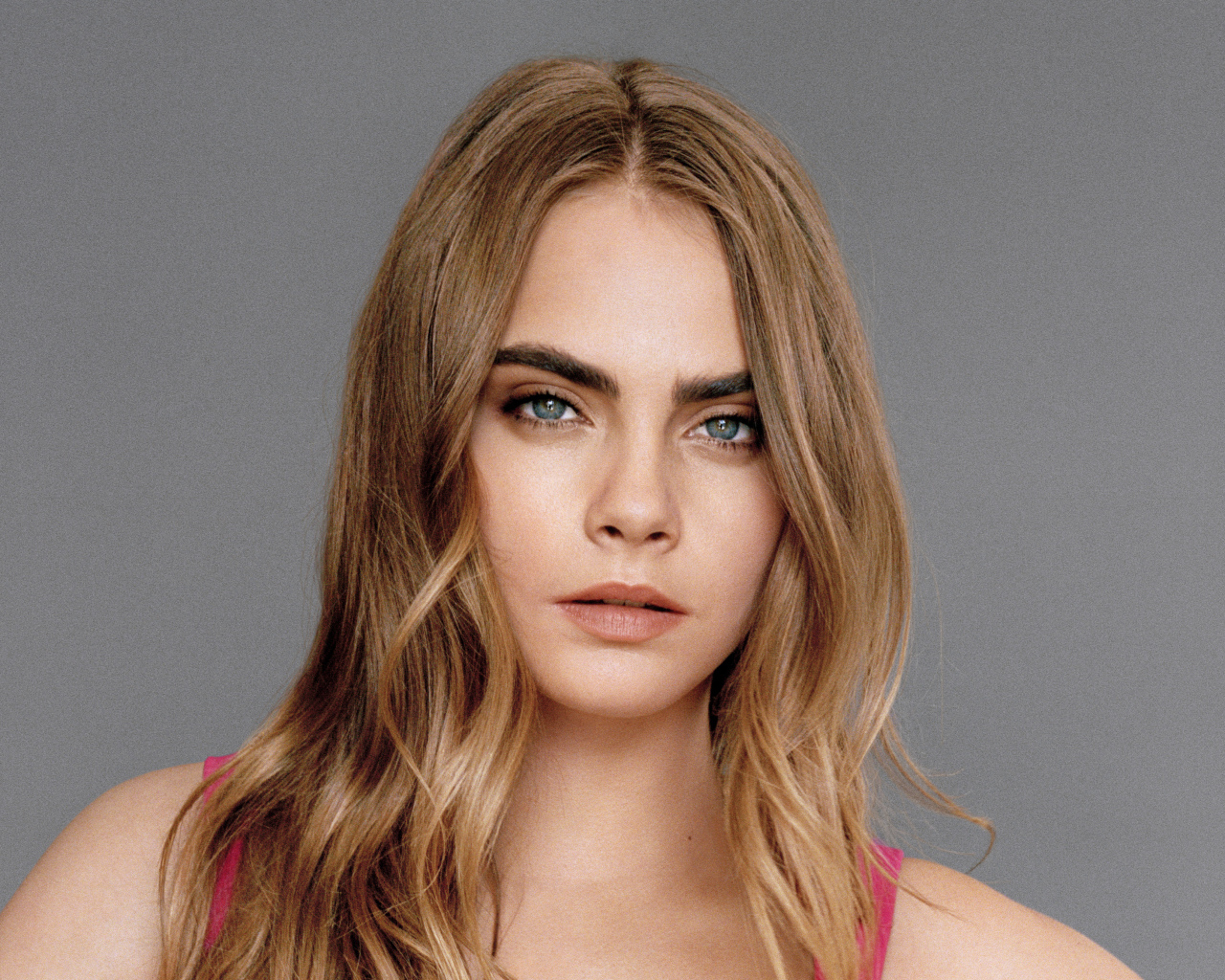Молодая актриса Кара Делевинь фото на сером фоне