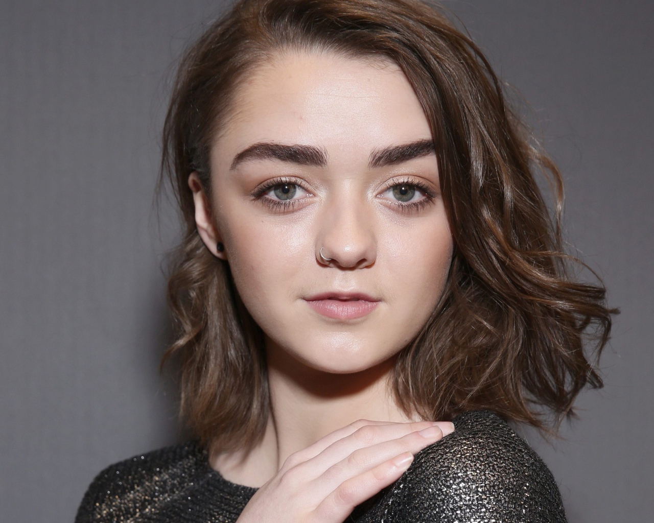 Молодая актриса Мэйси Уильямс фото на сером фоне