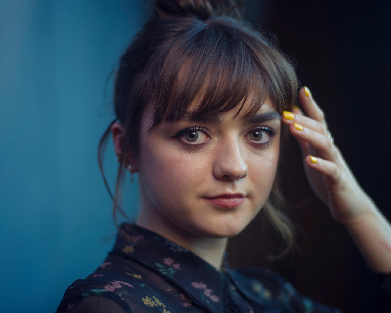 Молодая актриса Мэйси Уильямс с рукой у лица