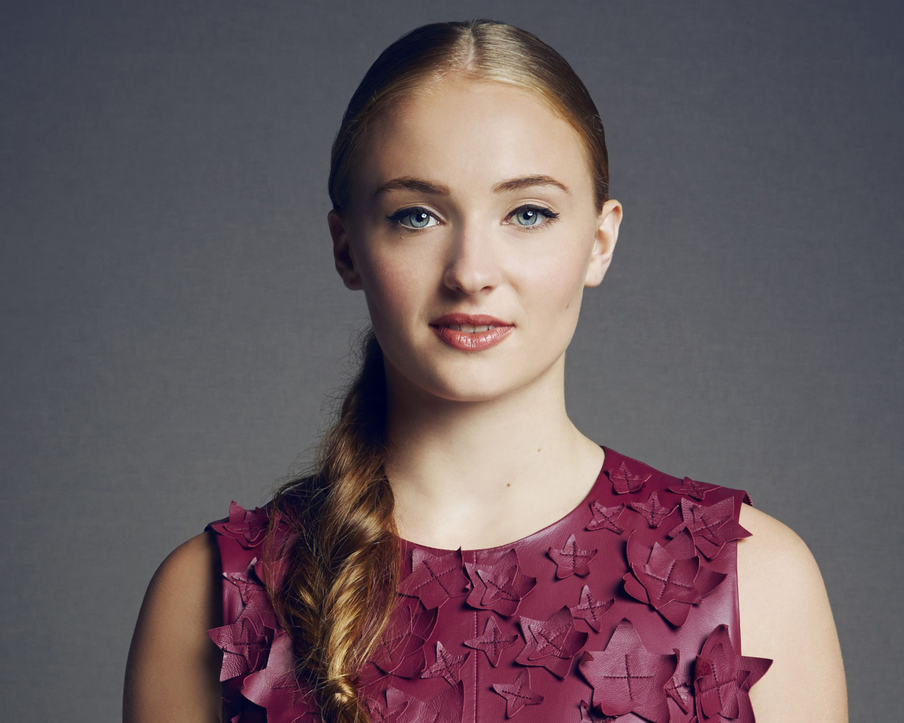 Молодая актриса Софи Тёрнер фото на сером фоне
