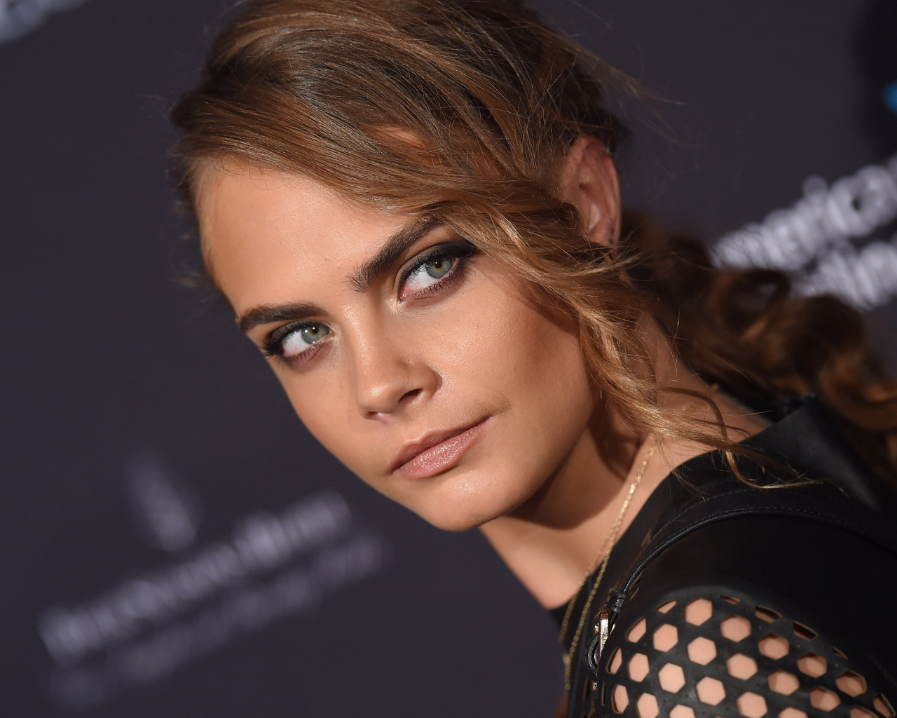 Молодая красивая актриса Кара Делевинь в черном наряде