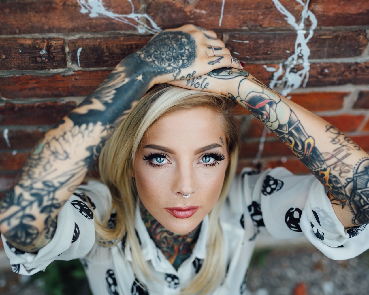 Молодая девушка блондинка с татуировками по телу