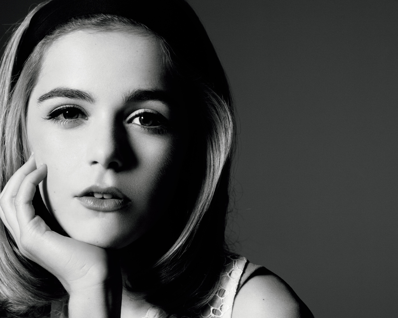 Молодая блондинка актриса Кирнан Шипка, черно-белое фоне 