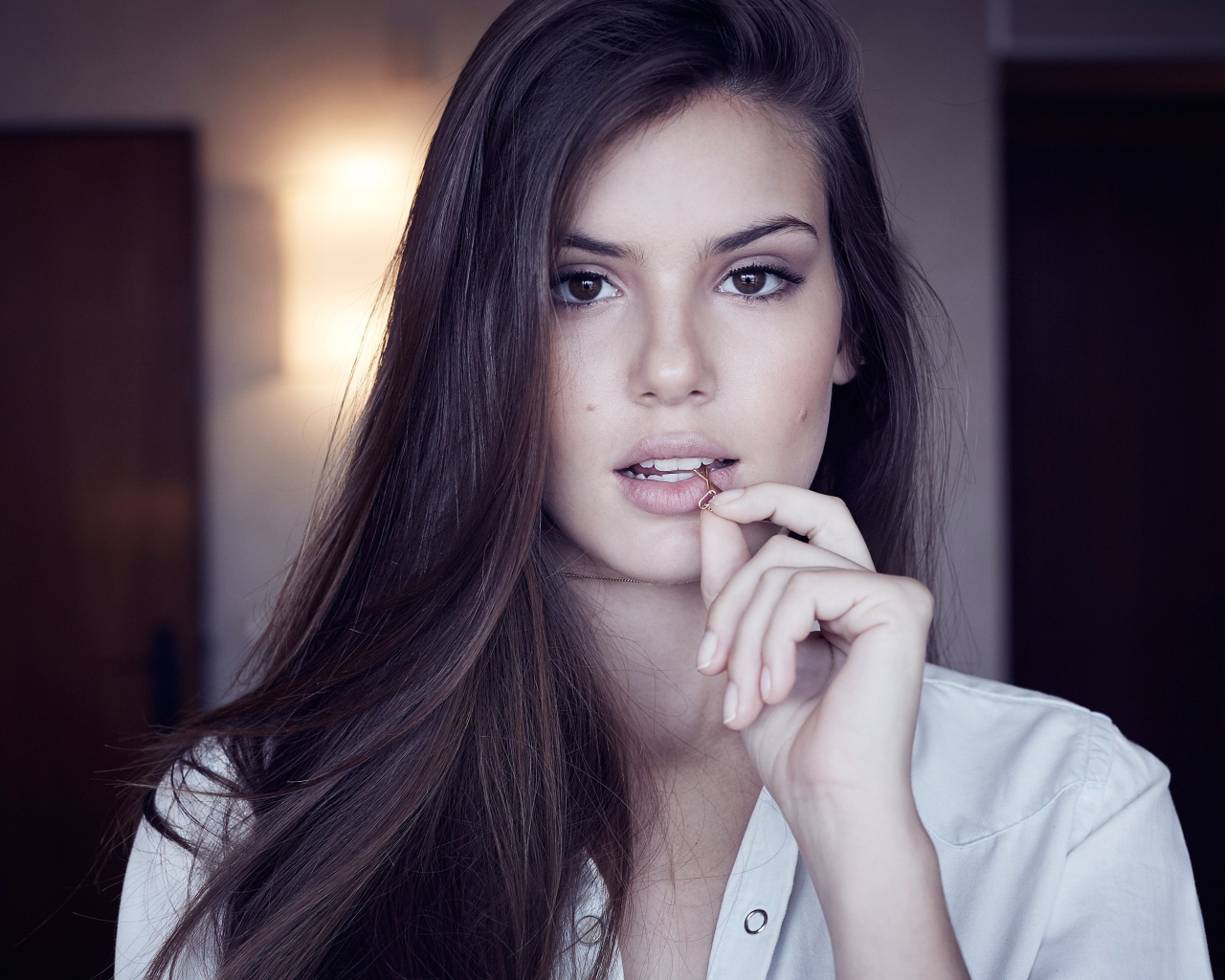 Молодая шатенка, актриса Камила Кейроз