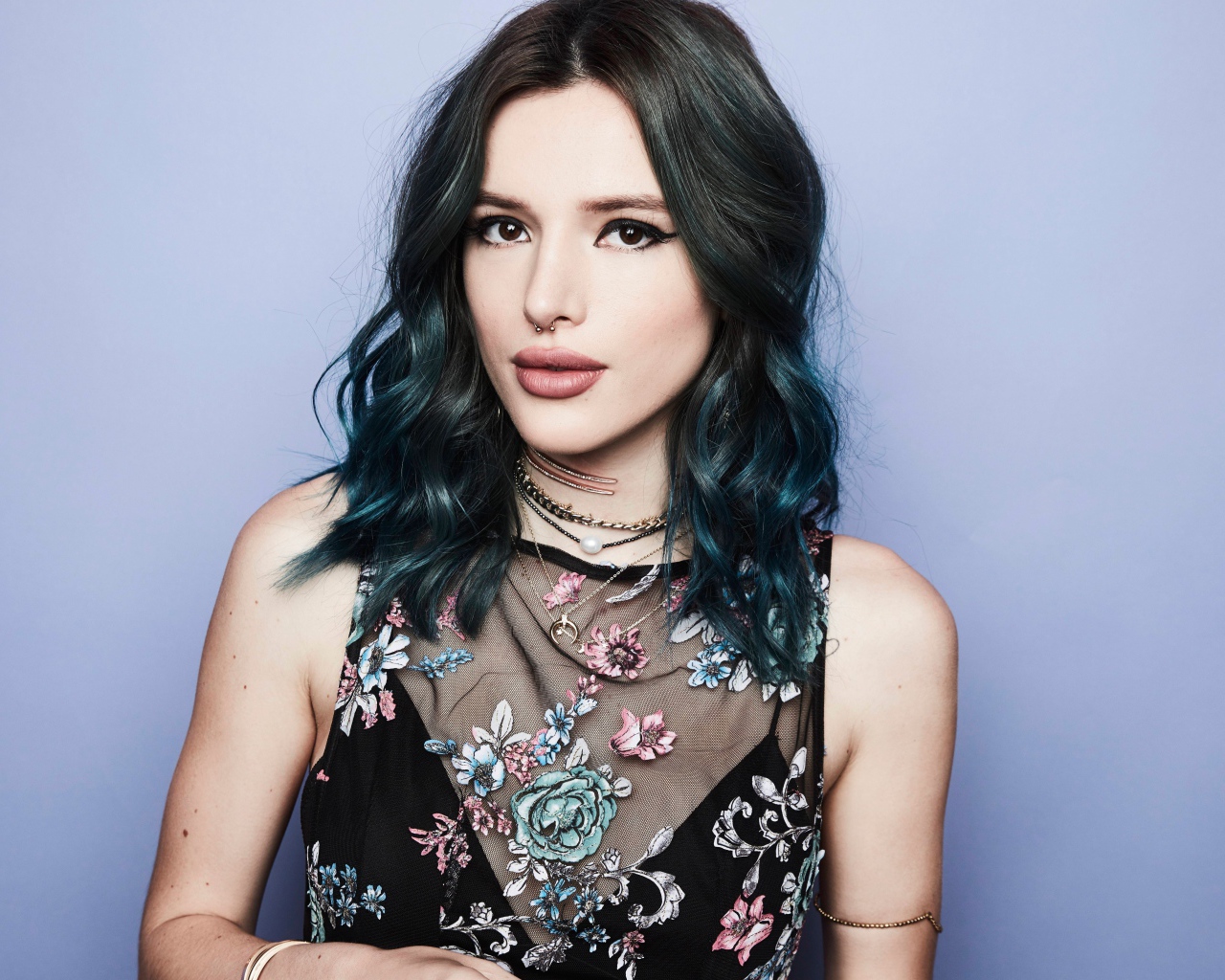 Молодая брюнетка,  актриса Белла Торн