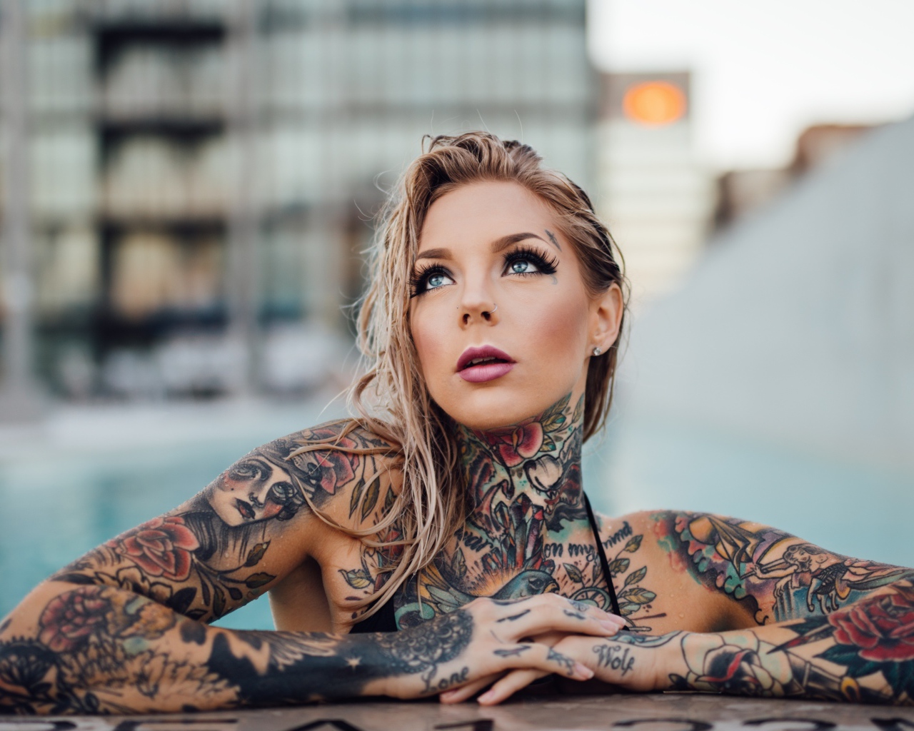 Молодая девушка с красивыми татуировками на теле