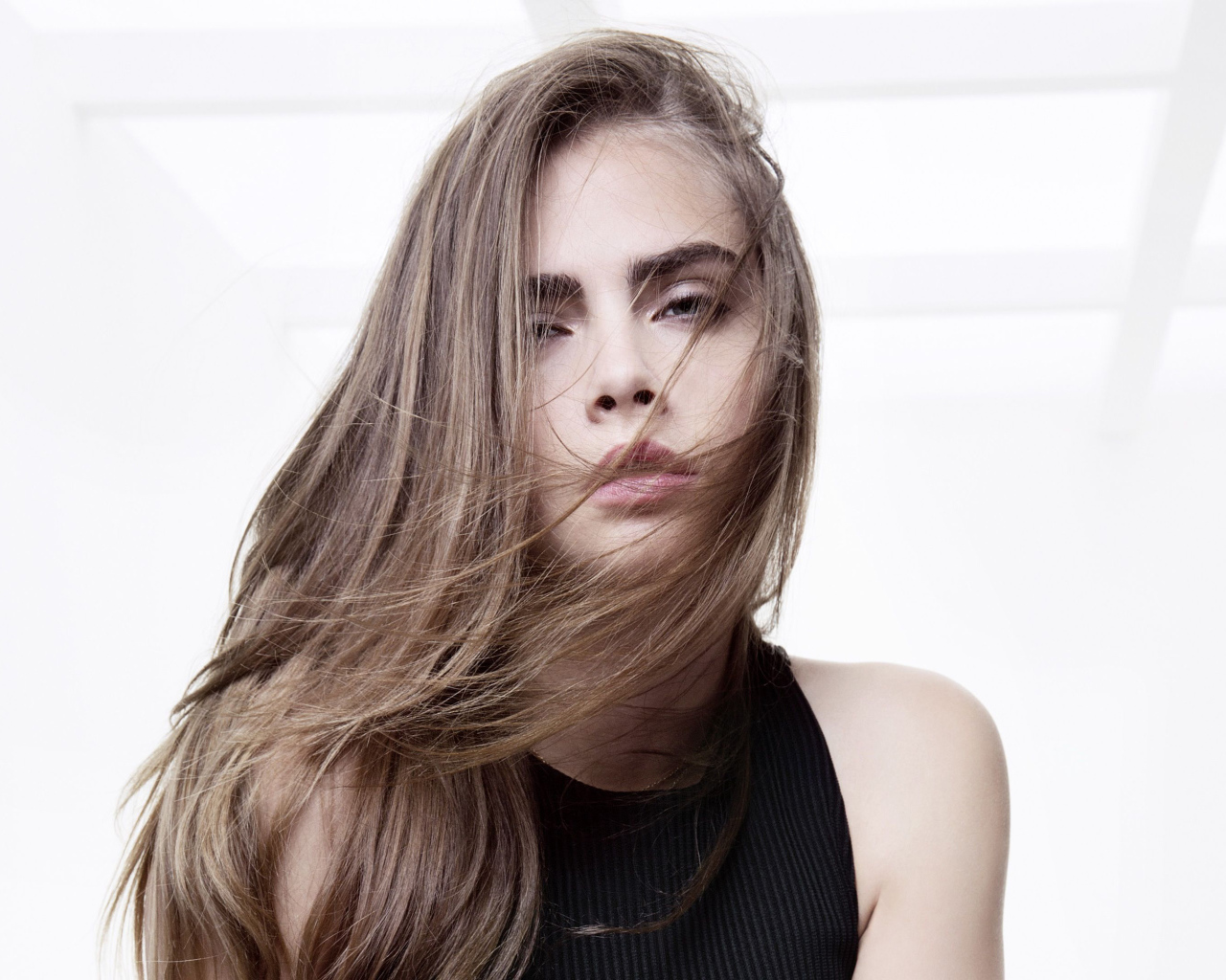 Молодая популярная актриса Кара Делевинь с распущенными волосами