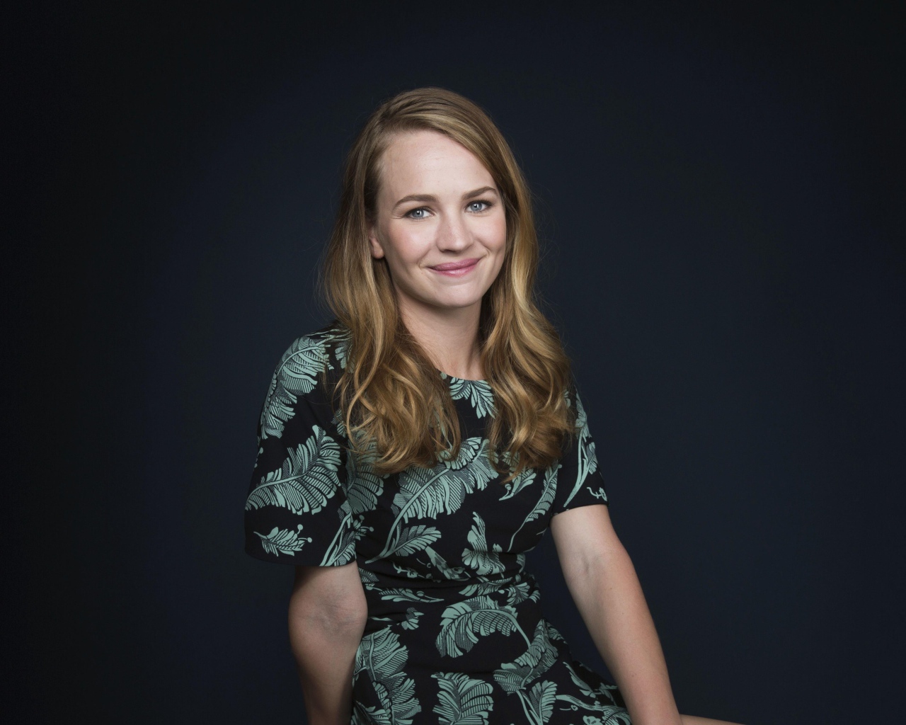 Молодая улыбающаяся актриса Бритт Робертсон