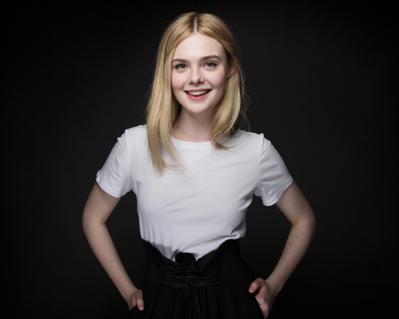 Молодая улыбающаяся девушка, актриса Эль Фэннинг