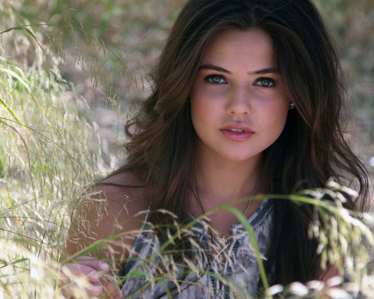 Молодая нежная девушка, актриса Даниэль Кэмпбелл на природе