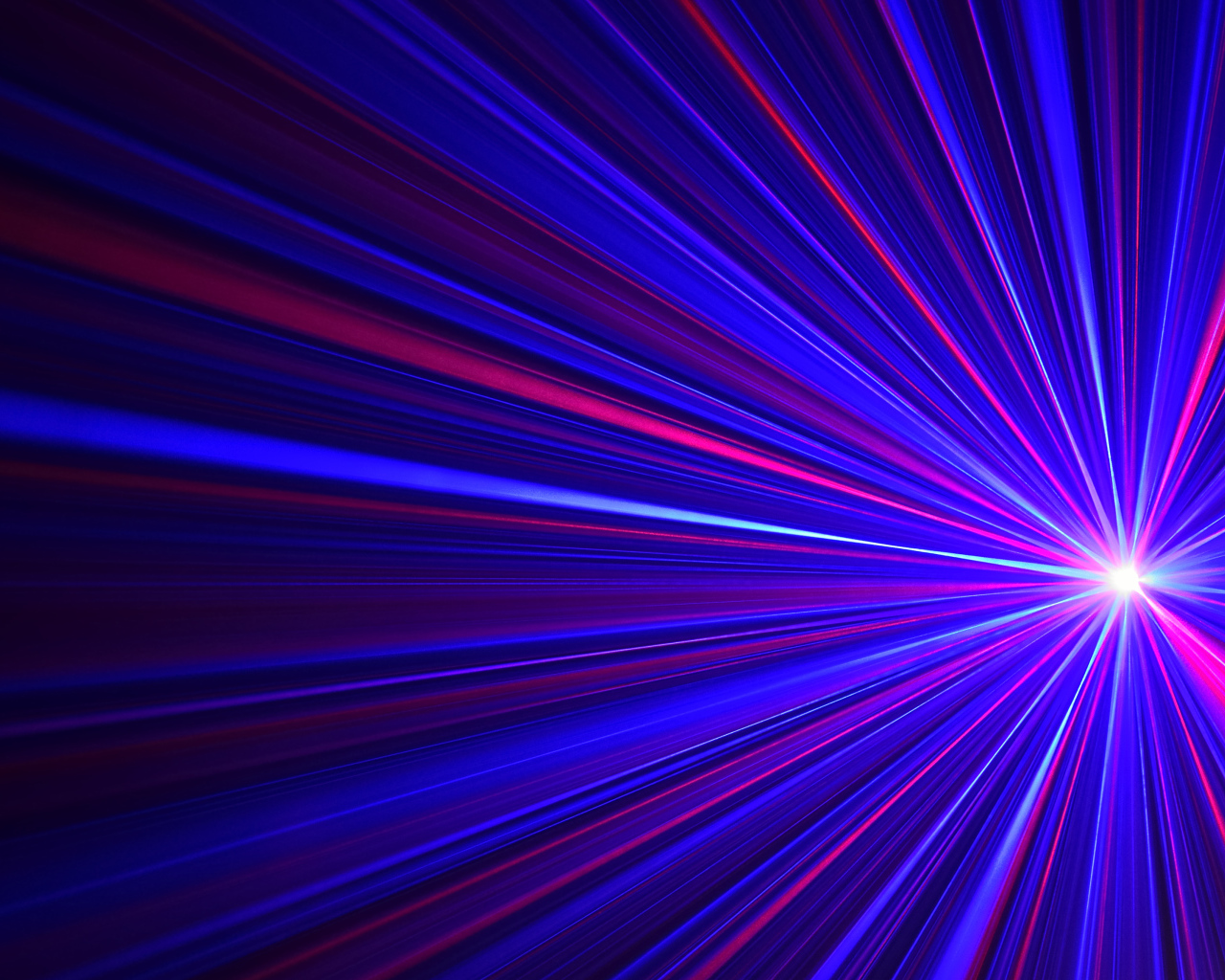 Яркая светящаяся искра с разноцветными лучами