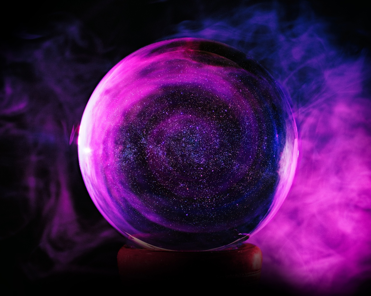 Большой кристальный шар в дыму на черном фоне