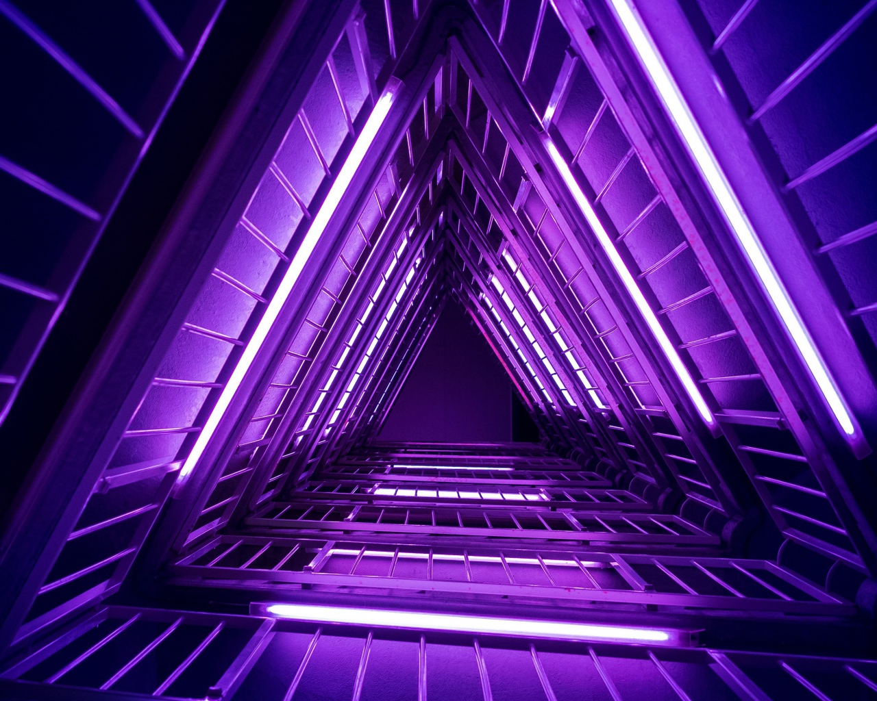 Неоновая подсветка на перилах лестницы