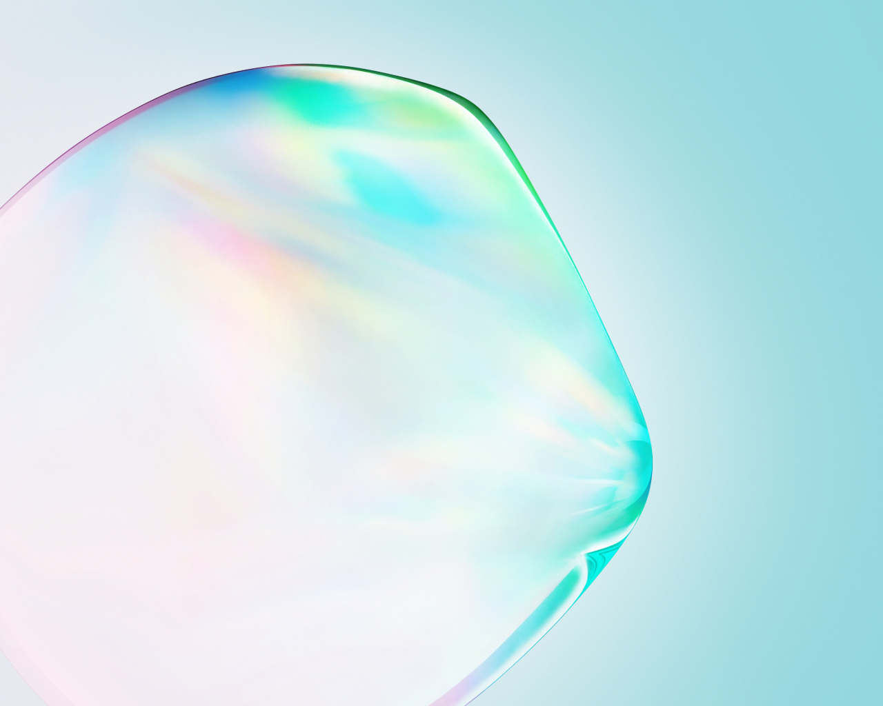 Прозрачный пузырь на голубом фоне 