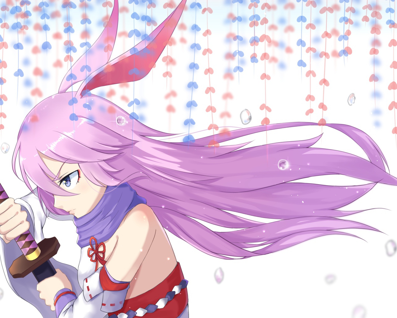 Девушка аниме с сиреневыми волосами и мечом в руках