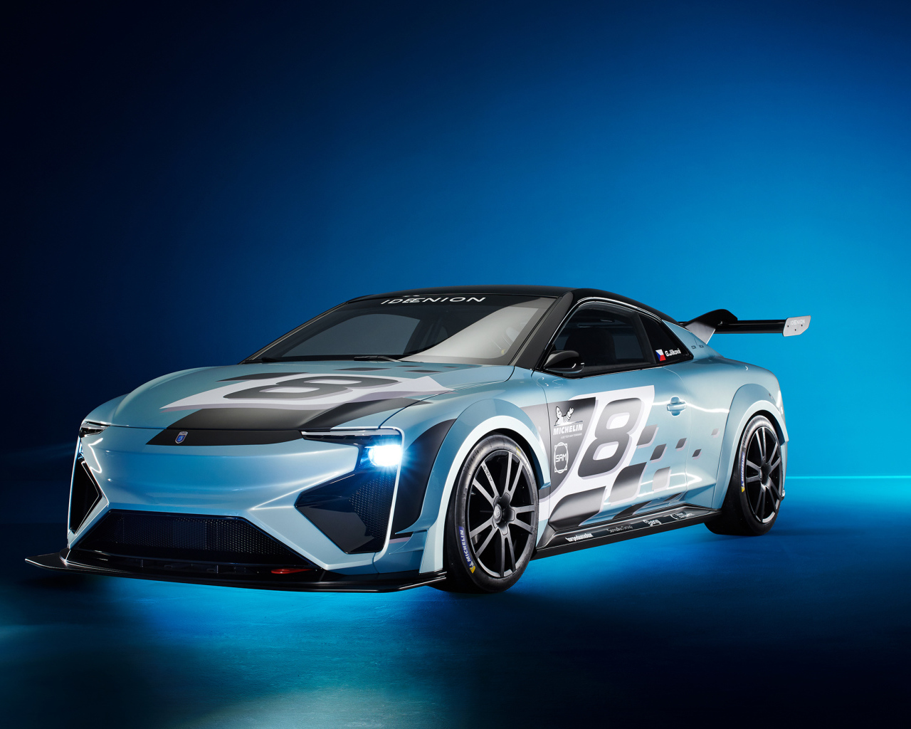 Спортивный автомобиль Gumpert Nathalie Race 2019 года на синем фоне