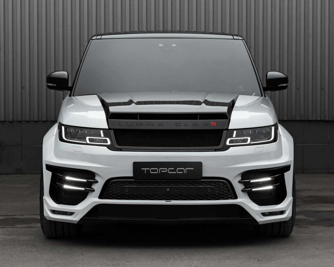 Внедорожник Lumma CLR RS 2019 года на фоне серой стены