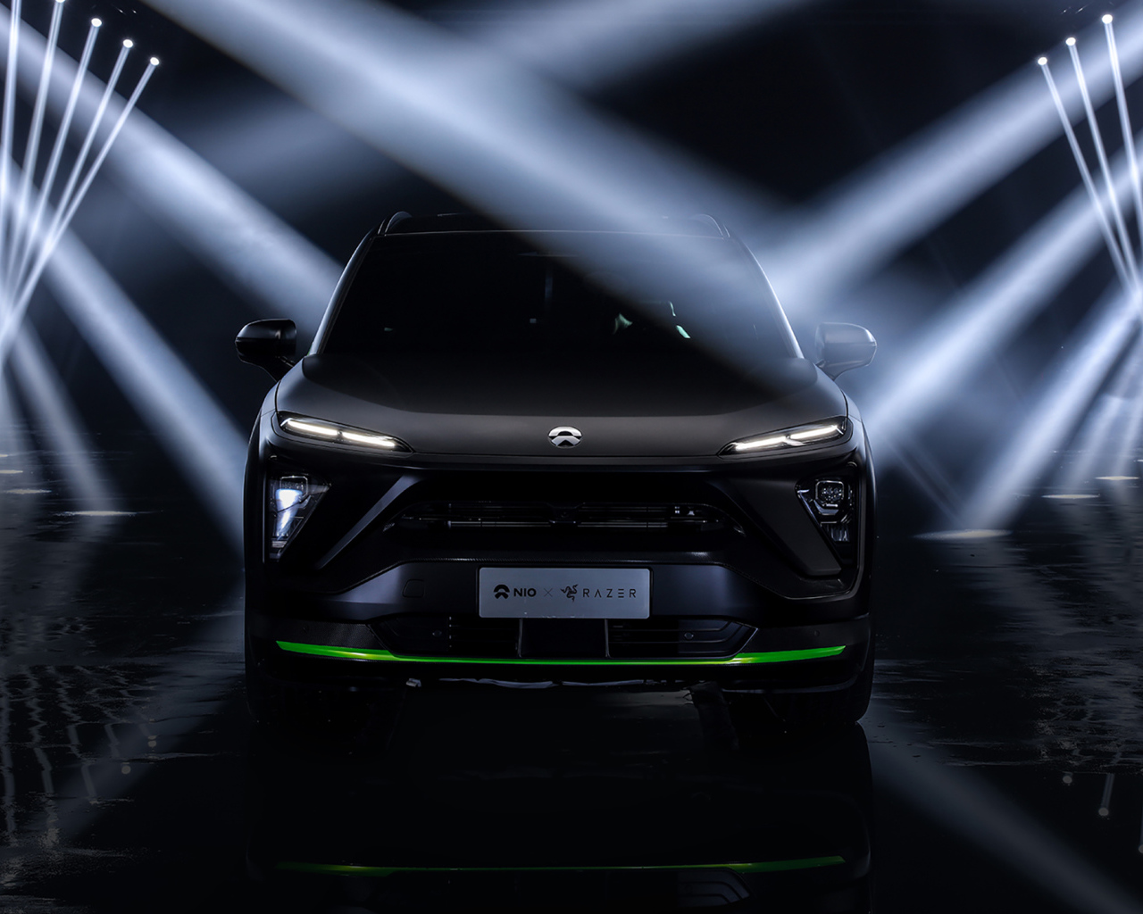 Черный автомобиль NIO ES6 Razer Edition 2019 года в лучах софитов