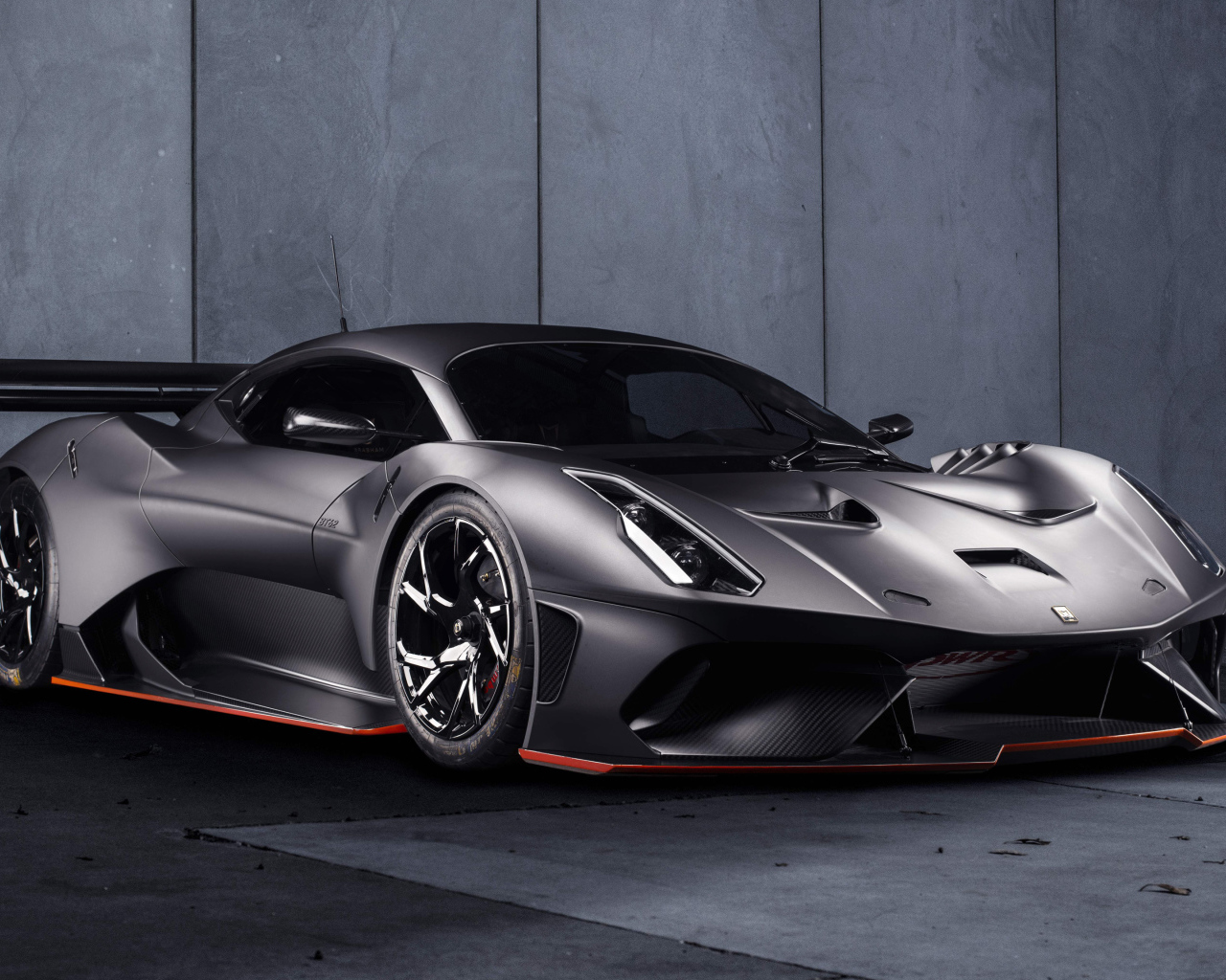 Серебристый спортивный автомобиль Brabham BT62 Road  2019 года