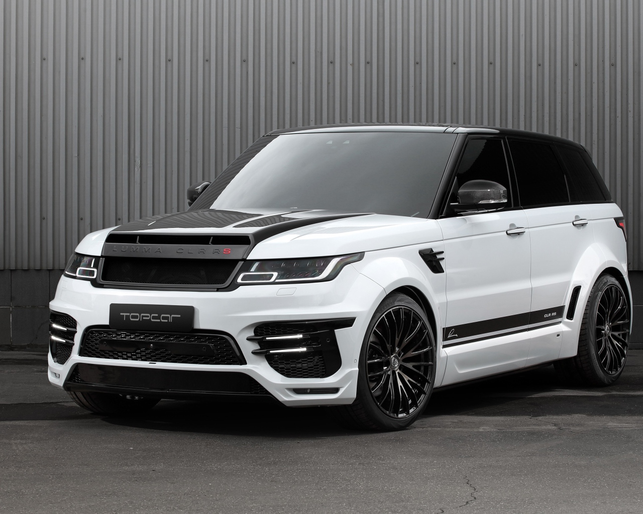 Белый автомобиль Lumma CLR RS 2019 года у серой стены