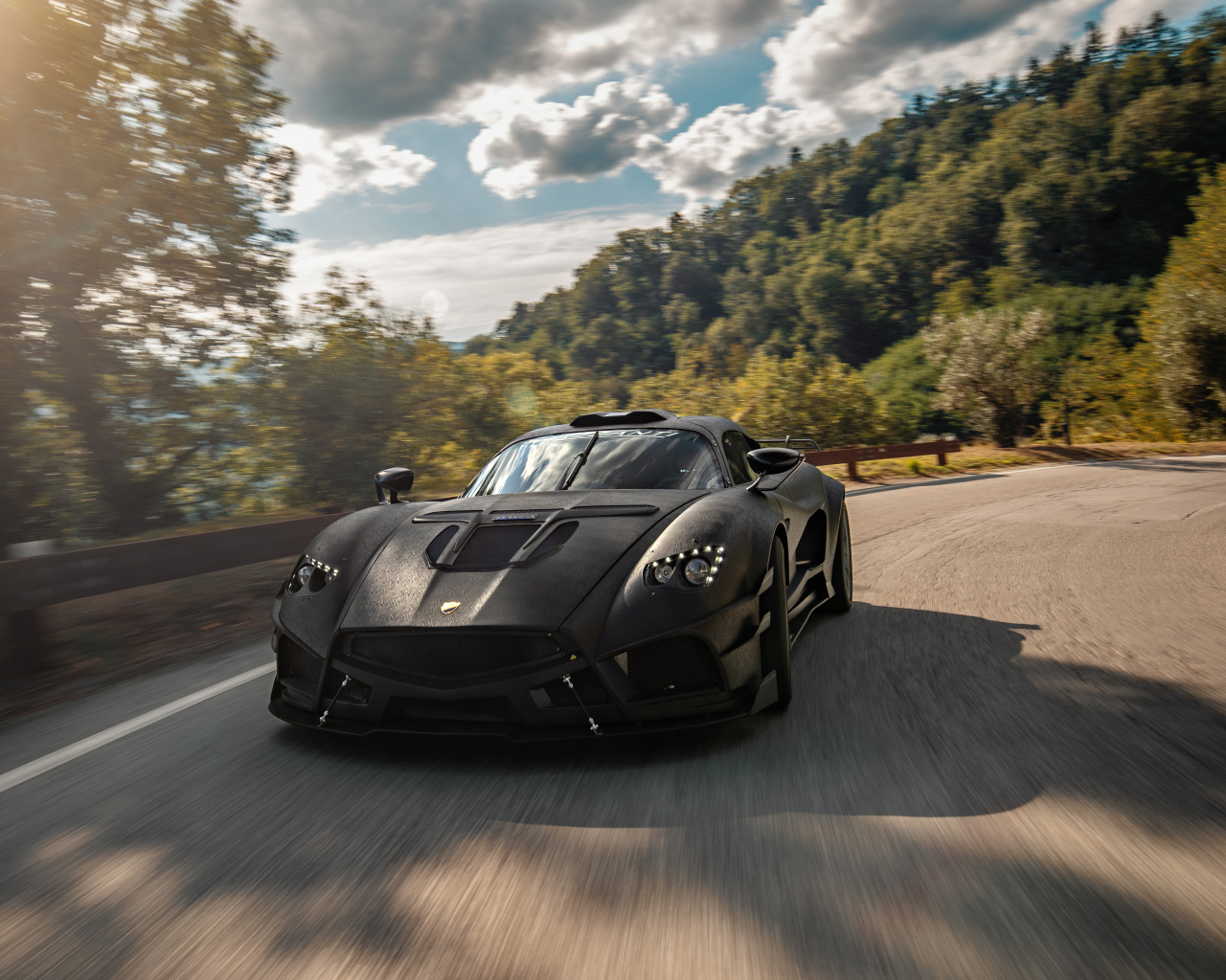 Серый автомобиль Mazzanti Evantra на трассе