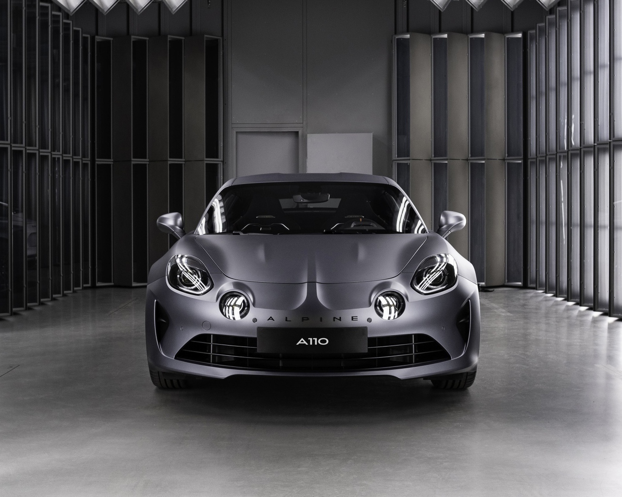 Новый серебристый автомобиль Alpine A110S, 2019 года в гараже
