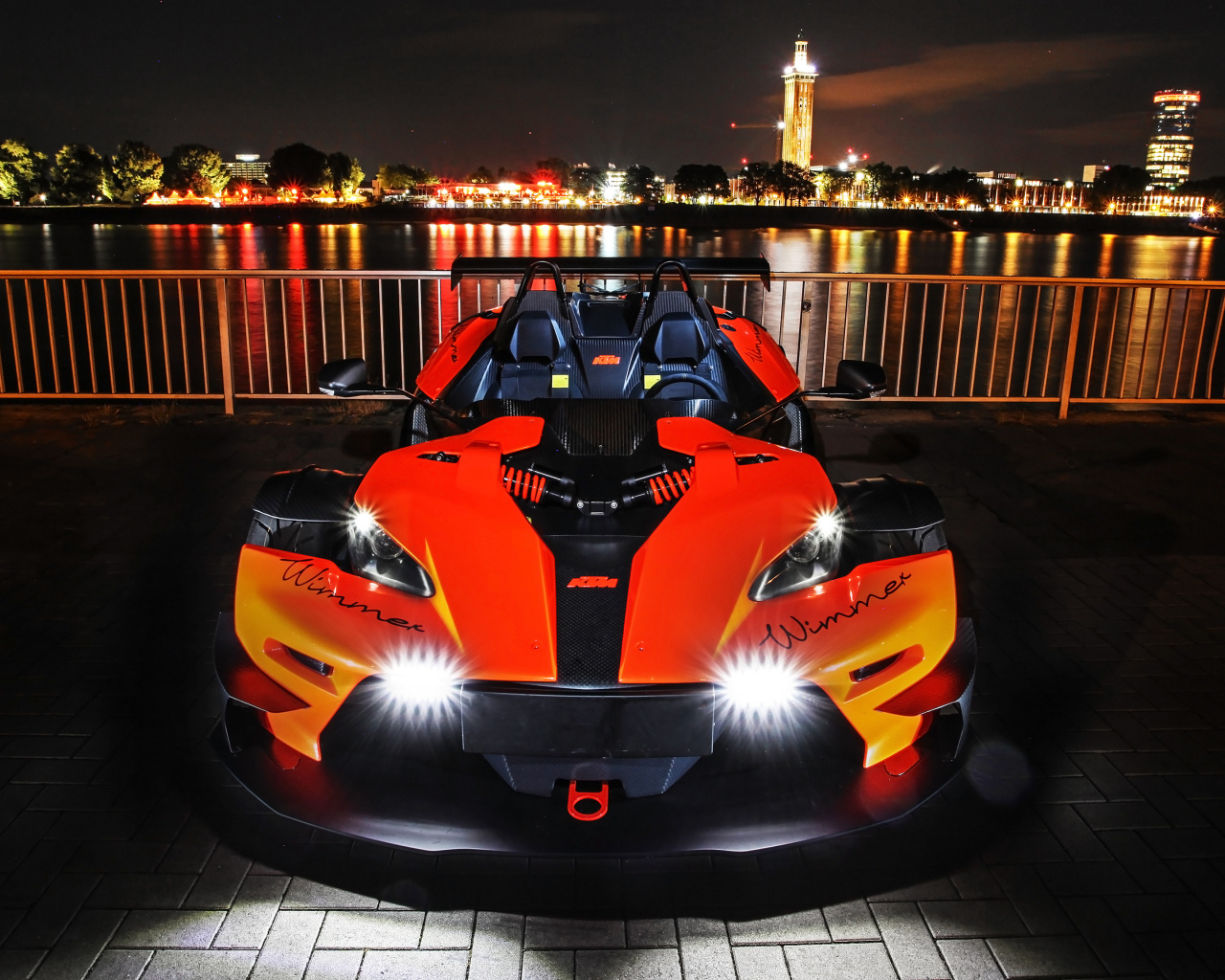 Оранжевый гоночный автомобиль Wimmer RS KTM X-Bow R, 2019 года