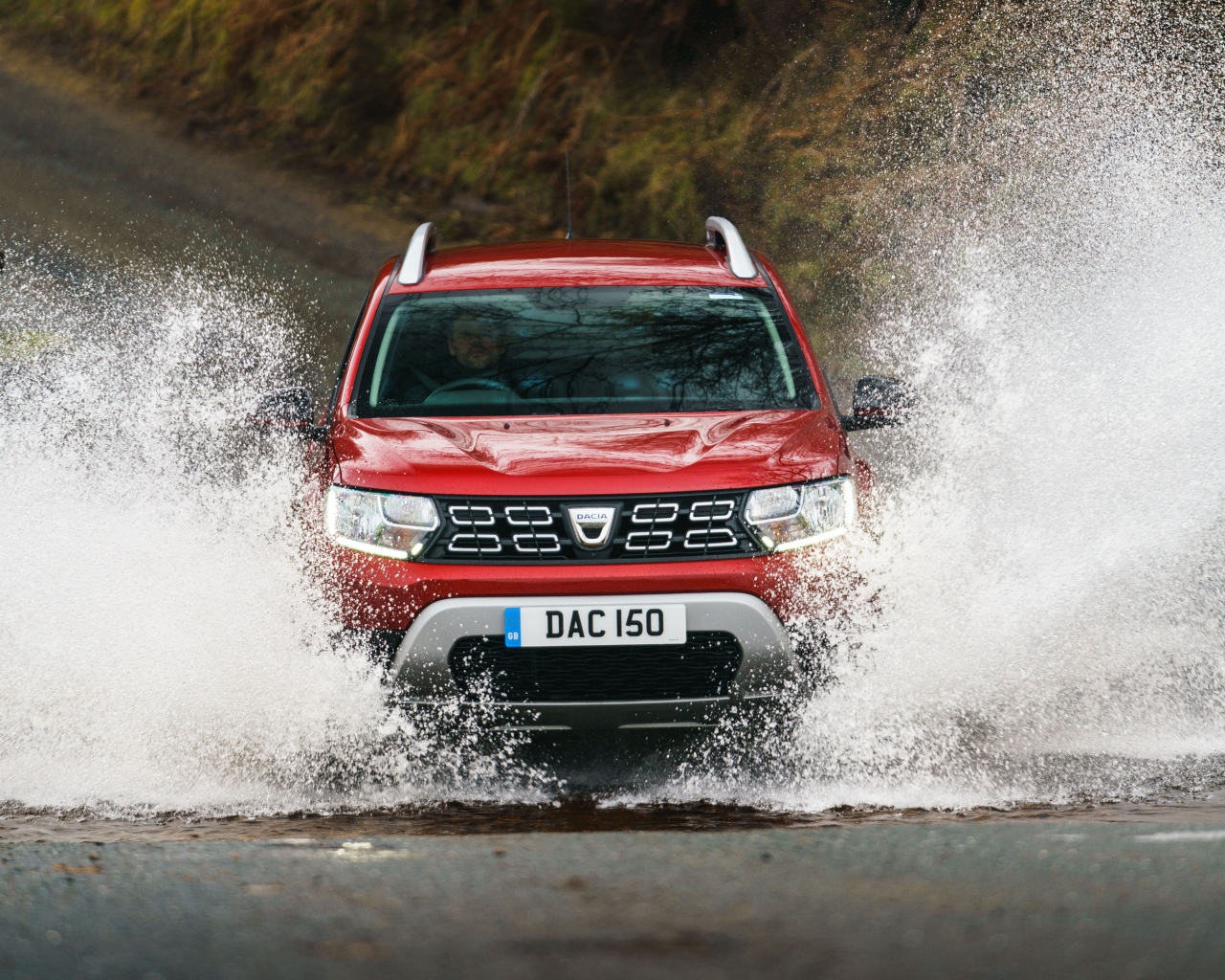 Красный внедорожник Dacia Duster Techroad 2019 года едет по воде